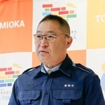 　群馬県富岡市役所で記者会見する榎本義法市長＝２３日午後