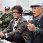 　記者会見する（右から）原告の男性、代理人弁護士＝２３日午後、札幌市