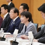 　政府の男女共同参画会議であいさつする高市首相（右から２人目）＝１２日、首相官邸