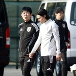 　３月、サウジアラビア戦に向けた練習で南野（右）と話す森保監督＝千葉市内