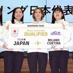 　カーリングのミラノ・コルティナ冬季五輪最終予選から帰国し、記者会見で写真に納まるフォルティウスの吉村紗也香（中央）ら＝２３日、東京都内