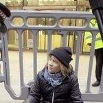 　デモ参加中のグレタさん＝２３日、ロンドン（ＰＡ通信＝共同）