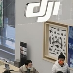 　ＤＪＩの店舗に並ぶ小型無人機＝２０２１年１２月、北京