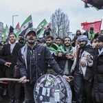 　昨年１２月、ドイツ・ベルリンでシリアのアサド政権崩壊を祝うシリア難民ら（ゲッティ＝共同）