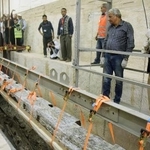 　２０１７年、「第２の太陽の船」の部材の引き上げで合図を出す吉村作治さん（右端）。部材には、破損防止のため和紙が貼られている＝エジプト・ギザ