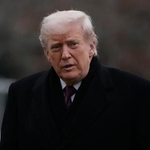 　１７日、米大統領専用ヘリ「マリーンワン」から降りたトランプ大統領＝ワシントン（ＡＰ＝共同）