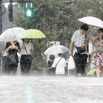 　台風が接近し土砂降りの雨の中を歩く人たち＝２０１９年９月、東京都品川区