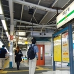 　２０１４年、駅ホームのスピーカーに長いマイクを近づけ、発車メロディーを録音する鉄道ファン＝東京都杉並区