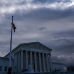 　米連邦最高裁の建物の外ではためく米国旗＝２０２４年１２月、ワシントン（ロイター＝共同）