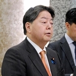 　片山財務相との合意後、記者会見する林総務相＝２４日午前、総務省