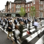 　ＪＲ東京駅前の出勤風景