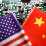 　米中の国旗と半導体のプリント基板＝２０２３年２月（ロイター＝共同）