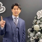 　契約交渉を終え、ポーズをとるロッテ・種市＝２４日、ＺＯＺＯマリン