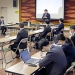 　地下駐車場浸水被害の再発防止策などを検討する有識者委員会の会合＝２４日午前、津市