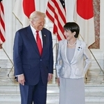 　笑顔を交わす高市首相（右）とトランプ米大統領＝１０月、東京・元赤坂の迎賓館