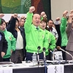 　沖縄県名護市長選の政策発表記者会見で気勢を上げる渡具知武豊市長（中央）＝２４日午後、名護市