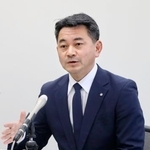 　記者会見する佐賀県有田町の松尾佳昭町長＝２４日午後、有田町役場