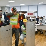 　緊急銃猟制度による捕獲を想定した机上訓練＝２４日午後、和歌山県田辺市役所