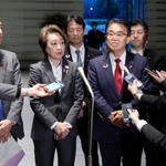 　高市首相と面会後、取材に応じる（手前左から）名古屋市の広沢一郎市長、橋本聖子元五輪相、愛知県の大村秀章知事＝２４日午後、首相官邸