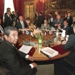 　１９９４年７月、ナポリサミットに首相の代理で出席した河野洋平副総理兼外相（手前左）＝ナポリ王宮（共同）