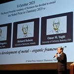 　近畿大で講演する京都大の北川進特別教授＝２４日午後、大阪府東大阪市