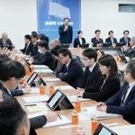 　東京・永田町の自民党本部で開かれた外国人政策本部の会合＝２４日午前