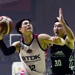 　秋田の元田（左）をマークする北海道の富永＝北海きたえーる（（Ｃ）Ｂ．ＬＥＡＧＵＥ）