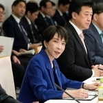 　経済財政諮問会議で発言する高市首相（左から２人目）＝２５日午前、首相官邸