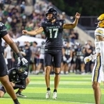 　カリフォルニア大と対戦したハワイボウルでＦＧを決めたハワイ大の松沢寛政（中央）＝ホノルル（ゲッティ＝共同）