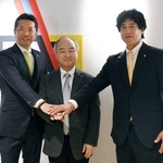 　ソフトバンクの孫正義オーナー（中央）とポーズをとる小久保監督（左）と城島ＣＢＯ＝２５日、東京都港区