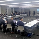 　医療保険制度改革を大筋でまとめた厚労省の社会保障審議会部会＝２５日午前、東京都港区