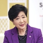 　インタビューに答える東京都の小池百合子知事