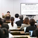 　薬害エイズ訴訟の和解成立から３０年を前に、厚労省で講演するＨＩＶ感染被害者の花井十伍さん＝２５日午後