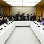 　首相官邸で開かれた政府与党政策懇談会＝２５日午後