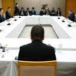 　首相官邸で開かれた女性特有の健康問題に着目し、対応を議論する副大臣会議の初会合＝２５日午後