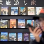 　北京市内の旅行会社に並ぶ観光地のパンフレット。日本を紹介するものはなかった＝２５日（共同）