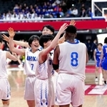 　福井工大福井に勝利し、喜ぶ桜花学園の選手＝東京体育館