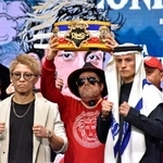 　記者会見でポーズをとる世界スーパーバンタム級主要４団体統一王者の井上尚弥（手前左）と挑戦者のアラン・ピカソ（同右）＝２５日、リヤド（共同）