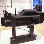 　アックスヤマザキが大阪・関西万博に出展した、立体物に直接縫える世界初の家庭用ミシン