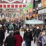 　東京・巣鴨の商店街を行き交う人たち＝１１月、東京都豊島区