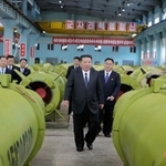 　軍需工場に相当する工業企業所を視察する北朝鮮の金正恩朝鮮労働党総書記（手前）（朝鮮中央通信＝共同）