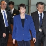 　２５日、政府与党政策懇談会に向かう高市首相（中央）＝首相官邸