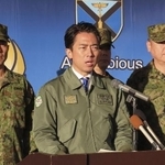 　２１日、陸上自衛隊相浦駐屯地を視察し、記者団の取材に応じる小泉防衛相（中央）＝長崎県佐世保市