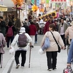 　東京・巣鴨の商店街を行き交う人たち＝１１月、東京都豊島区