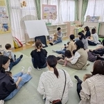 　子育て支援施設で人形を使った手遊び歌を歌う親子ら＝５月、東京都内