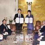 　１８日、国会内で会談し「年収の壁」引き上げを巡る合意書を手にする高市早苗首相（奥右）と国民民主党の玉木雄一郎代表（同左）