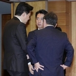 　８日、臨時閣議前に言葉を交わす（左から）木原稔官房長官、小泉進次郎防衛相、茂木敏充外相＝首相官邸