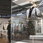 　「民族共生象徴空間（ウポポイ）」内の博物館で展示されるアイヌの民族衣装＝２０２１年、北海道白老町