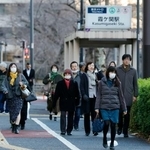 　仕事納めとなる２６日朝、職場に向かう人たち＝東京・霞が関