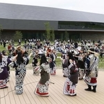 　２０２０年７月、アイヌ文化施設「民族共生象徴空間（ウポポイ）」が開業し、披露された踊り＝北海道白老町